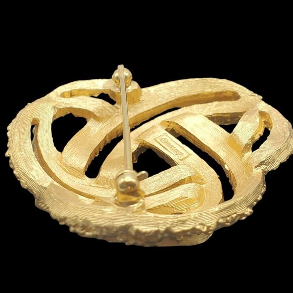 Crown Trifari Knot Brooch Pin Textured Infinity Brutalist Gold Tone 60s MCM 2" - Picture 7 of 9